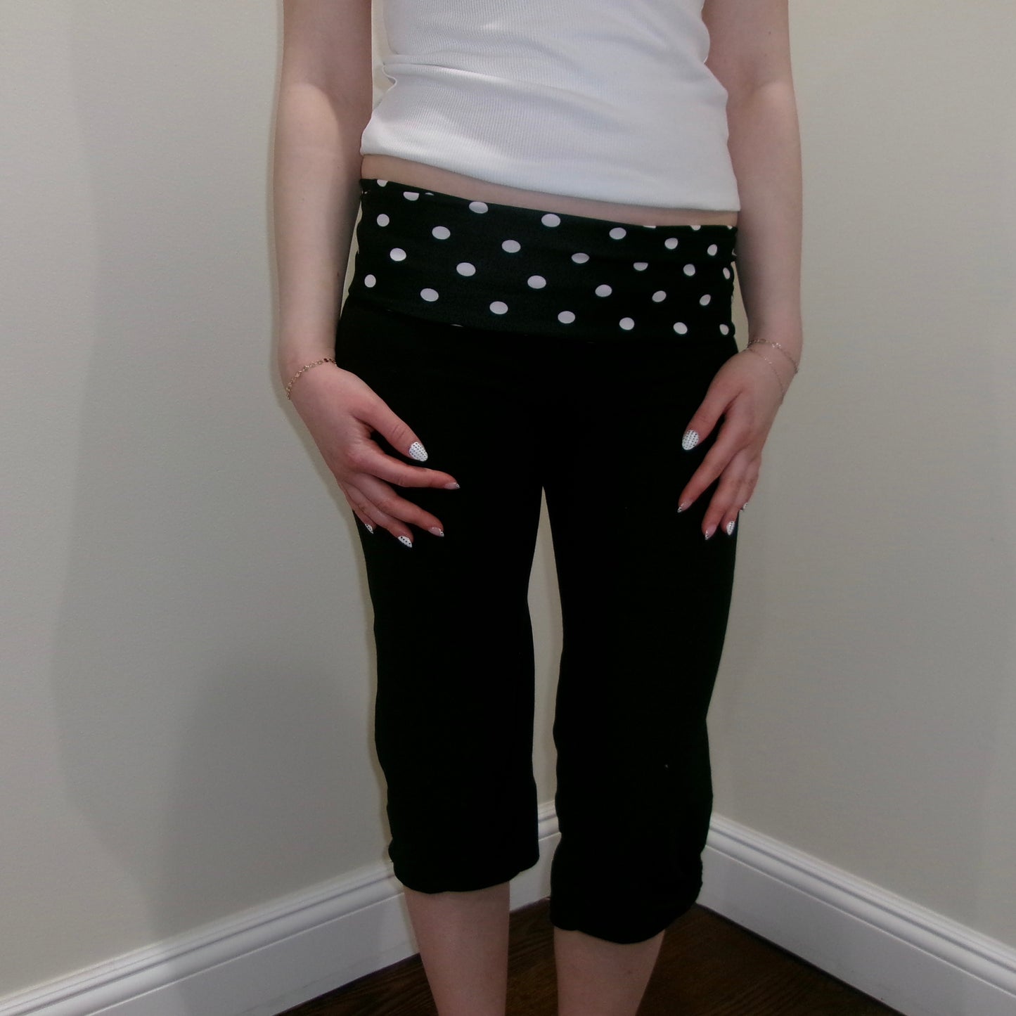 Chic polka dot capris – flattering cut, soft fabric, and perfect for casual summer days. Y2K-inspired, comfy, and a must-have for a preppy, trendy look. SewChic4U