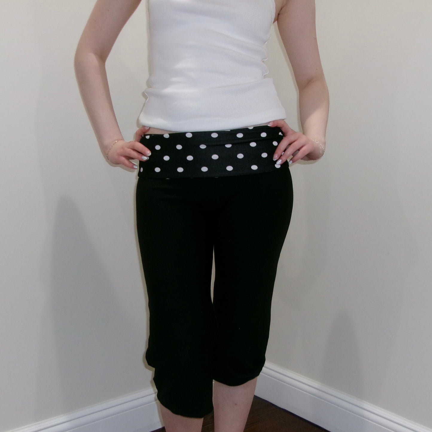 Chic polka dot capris – flattering cut, soft fabric, and perfect for casual summer days. Y2K-inspired, comfy, and a must-have for a preppy, trendy look. SewChic4U