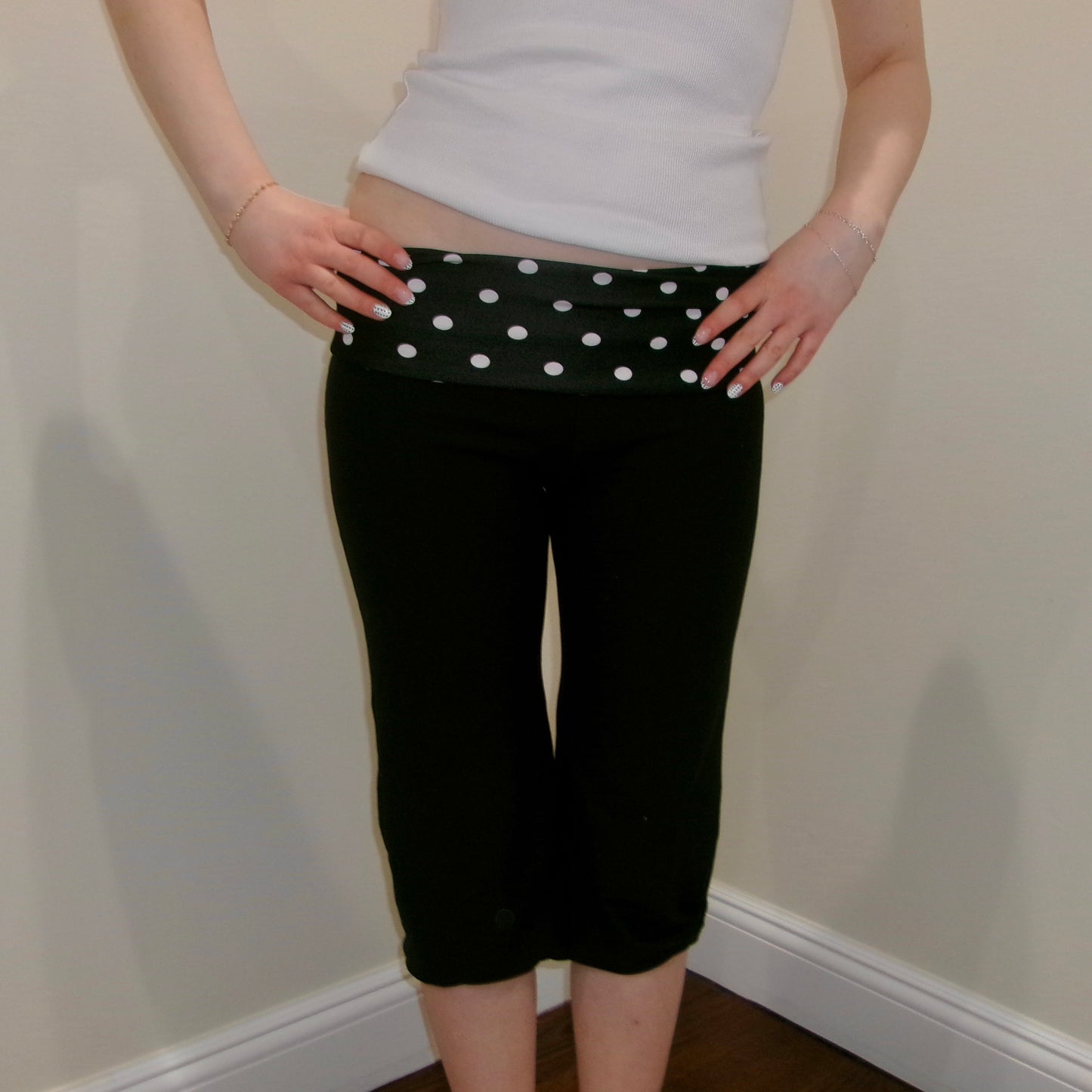 Chic polka dot capris – flattering cut, soft fabric, and perfect for casual summer days. Y2K-inspired, comfy, and a must-have for a preppy, trendy look. SewChic4U